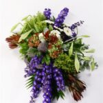 Rouwarrangement blauw paars hortensia